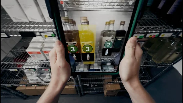 Interface de réalité augmentée utilisée pour l'inventaire dans un café Starbucks.