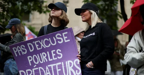 Manifestation contre les violences faites aux enfants : une pancarte réclame 'Pas d'excuse pour les prédateurs'.