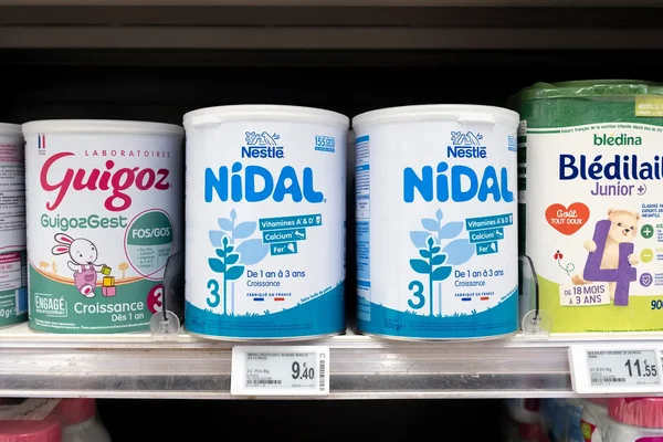Rayon de laits infantiles dans un supermarché.