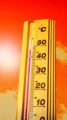 Thermomètre indiquant une température élevée de 42°C, illustrant la canicule qui a surpris l'industrie de la mode.