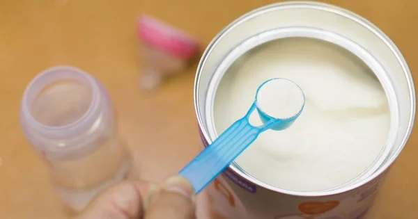 Préparation de lait infantile avec une cuillère doseuse.