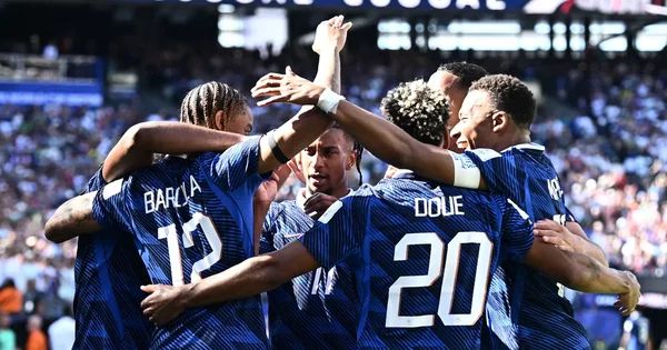 Les joueurs de l'équipe de France célébrant la victoire face au Sénégal.