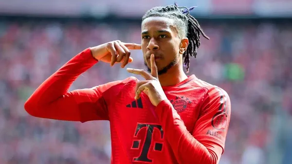 Michael Olise célèbre avec un geste 'chut' sous le maillot du Bayern Munich.