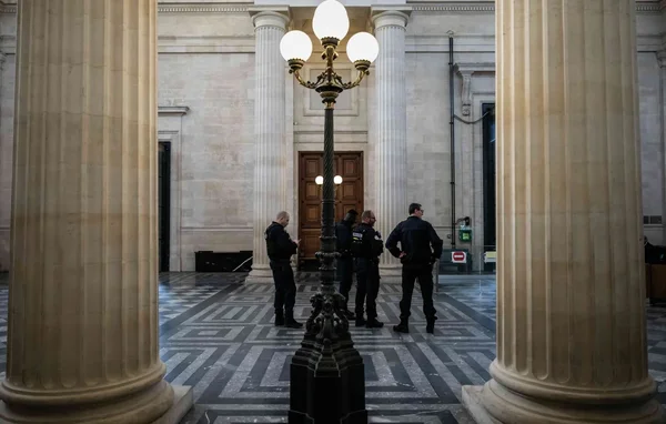 Policiers dans le hall du palais de justice.