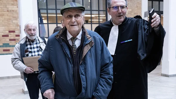 Albert Corrieri se rendant au tribunal avec ses avocats.