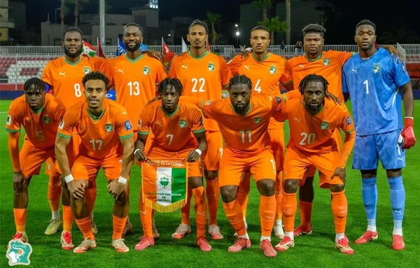 Les Éléphants de Côte d'Ivoire, solides leaders des éliminatoires du Mondial 2026, posent en équipe.