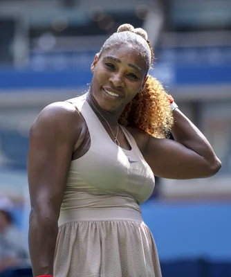 Serena Williams souriant lors de son match contre Maria Sakkari à l'US Open 2020.