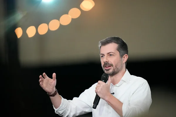 Lance Schroyer, nommé à la tête de l'ICE, s'adressant à un public.