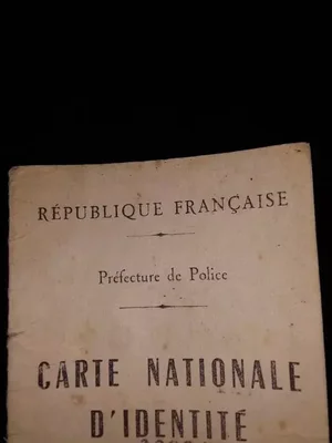 Carte nationale d'identité française délivrée par la préfecture de police