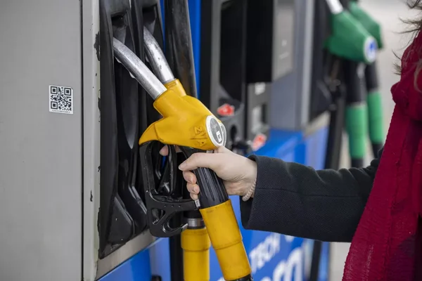 Faire le plein de gazole dans une station-service.