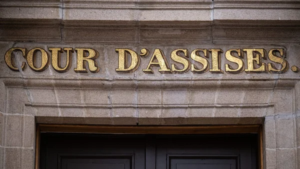 Inscription 'COUR D'ASSISES' sur la façade du palais de justice.