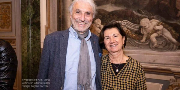 Marco Griffini et la ministre Eugenia Roccella posant devant une peinture classique.