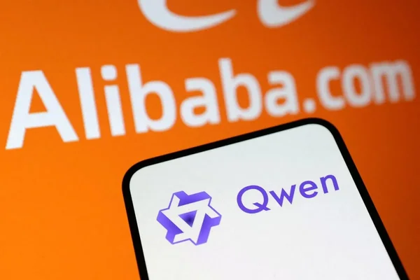 Logo de Qwen, le modèle d'IA open source d'Alibaba, sur un écran de smartphone.