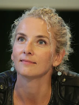 Portrait de Delphine Batho en veste de cuir noire.