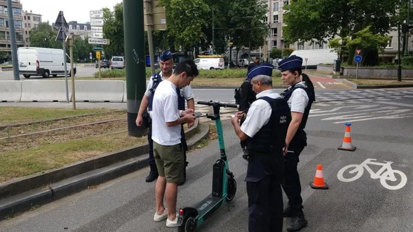 Contrôle de police d'un utilisateur de trottinette électrique.