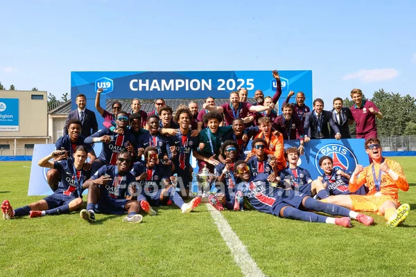 Les U19 du PSG posent avec le trophée de champion de France.