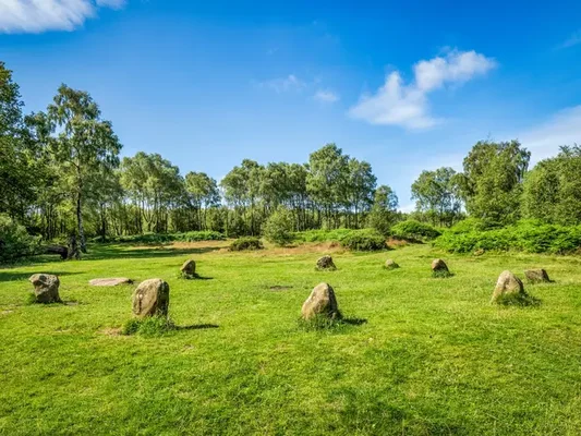Le cercle de pierres préhistorique, lieu de l'événement du solstice d'été, sous un ciel ensoleillé.