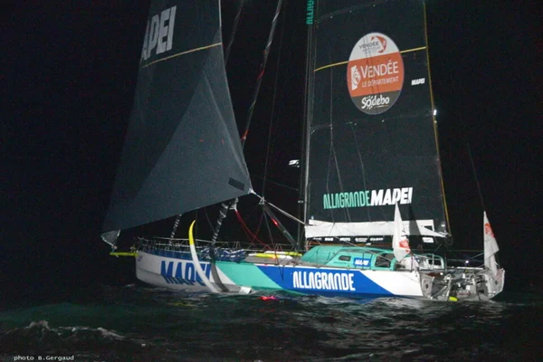 Le 'Allagrande Mapei' illuminé de nuit lors de son arrivée aux Sables-d'Olonne.