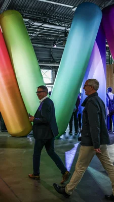 Visiteurs déambulant parmi les sculptures gonflables géantes de VivaTech, dans une ambiance industrielle et créative.