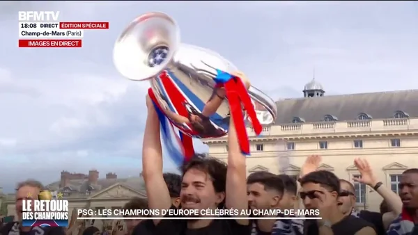Victoire du PSG: les joueurs présentent le trophée à leurs supporters