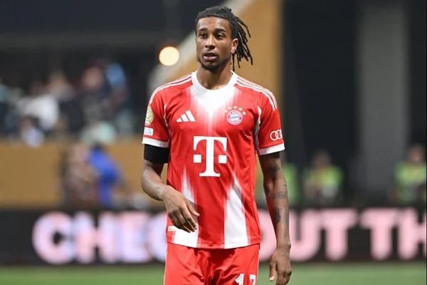 Michael Olise avec le maillot du Bayern Munich sur la pelouse.