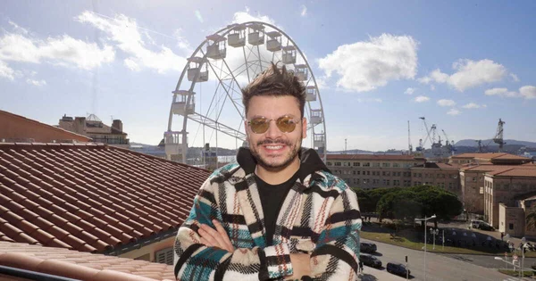 Kev Adams confie être de plus en plus complexé par son physique, photographié en extérieur devant une grande roue.