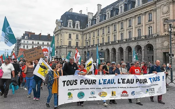 Des milliers de manifestants rassemblés à Rennes pour la défense de l'eau, avec la banderole 'TOUS POUR L'EAU, L'EAU POUR TOUS !'.