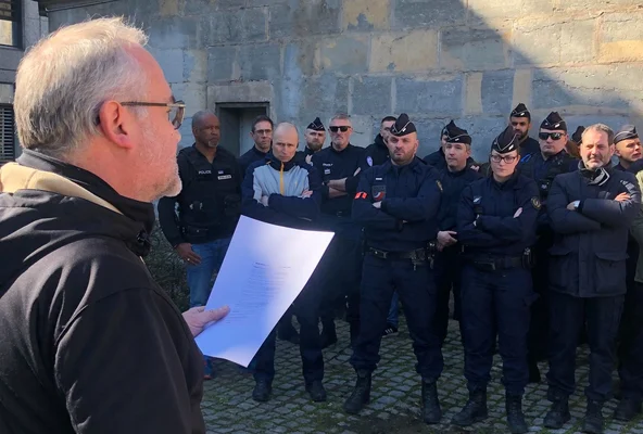 Un responsable syndical s'adressant à des policiers en formation.