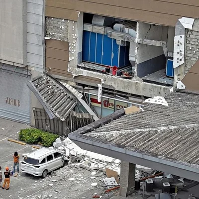 Vue aérienne des dégâts causés par le séisme sur un bâtiment.