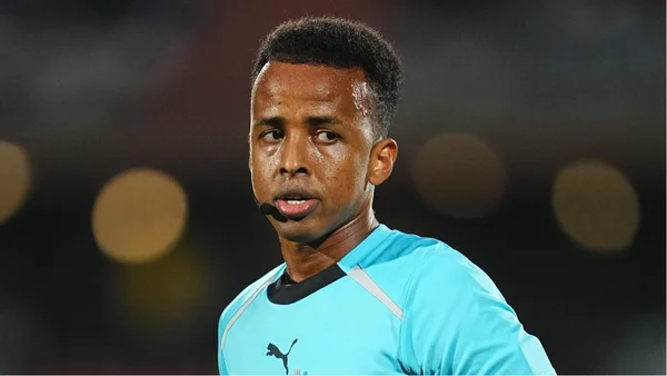 Omar Artan, l'arbitre somalien refoulé, en tenue de match.