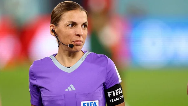 Portrait de Stéphanie Frappart, arbitre française, retenue pour l'Euro féminin 2025.