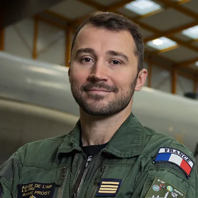 Le commandant Arnaud Prost, pilote d'AWACS et astronaute de réserve, devant un avion.