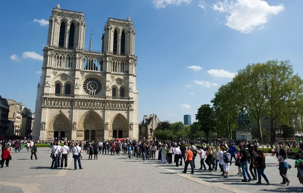 Notre-Dame de Paris et la foule sur le parvis par une journée ensoleillée.