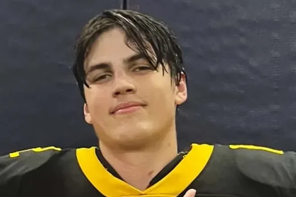 Portrait d'Austin Metcalf, la victime, en maillot de football.