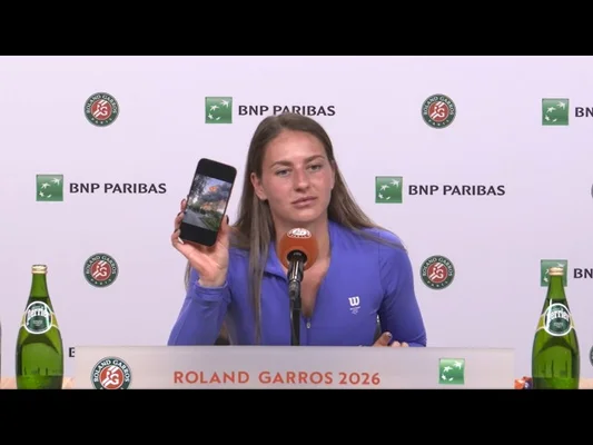 Marta Kostyuk montrant son téléphone lors d'une conférence de presse à Roland-Garros.
