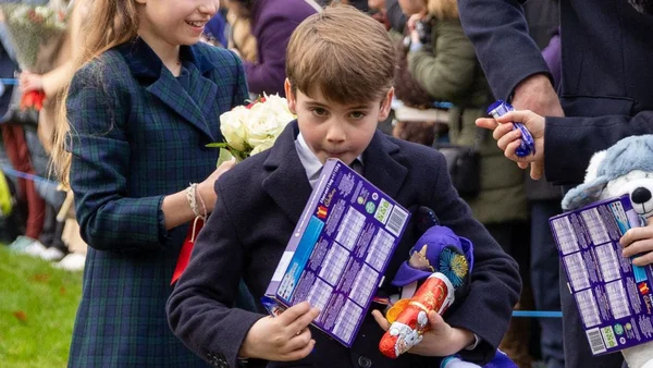 Le prince Louis et la princesse Charlotte lors d'une sortie publique, volant la vedette avec leurs gestes adorables.