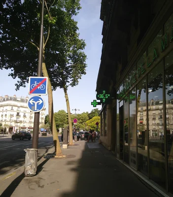 Une pharmacie parisienne affichant 36,5°C lors de la canicule de juin 2022.