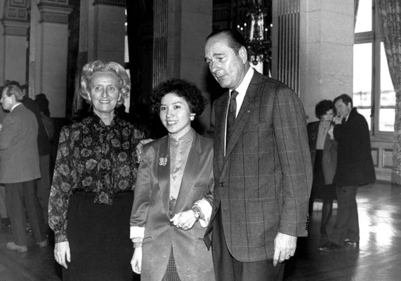 Anh Dao Traxel avec Bernadette et Jacques Chirac, dans un cadre officiel.