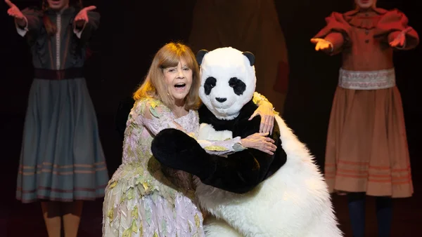 « J'aimerais bien qu'on me le rende »: Chantal Goya lance un appel pour retrouver le costume de Pandi Panda, disparu apres un concert