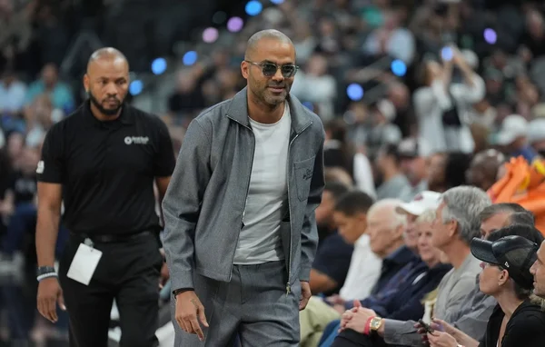 Tony Parker se déplace dans une salle de basket avant un match des U17.
