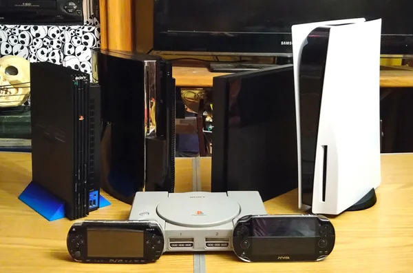 Toutes les versions originales de chaque console PlayStation jusqu'à la PS5, y compris la PlayStation, PlayStation 2, PlayStation 3, PlayStation 4, PlayStation 5, PlayStation Portable et PlayStation Vita.