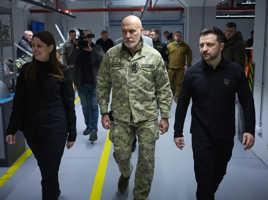 Volodymyr Zelensky avec le chef du Comité militaire de l'OTAN, Giuseppe Cavo Dragone, en visite en Ukraine le 8 février 2025.