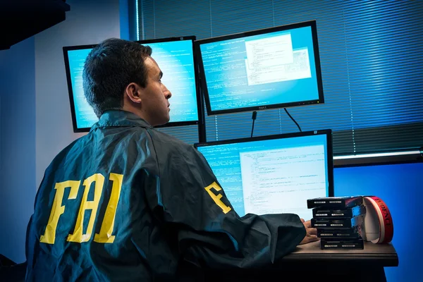 Un agent du FBI travaillant sur des cyberenquêtes dans un centre de surveillance.