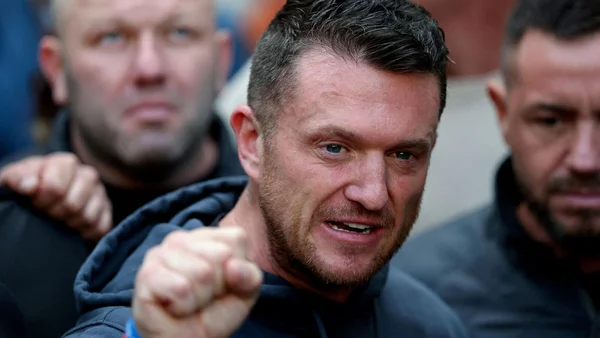 Tommy Robinson dans une attitude conflictuelle lors d'une manifestation.