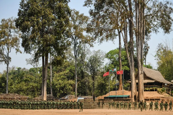 Des soldats rebelles en formation devant leur base dans l'État Shan.