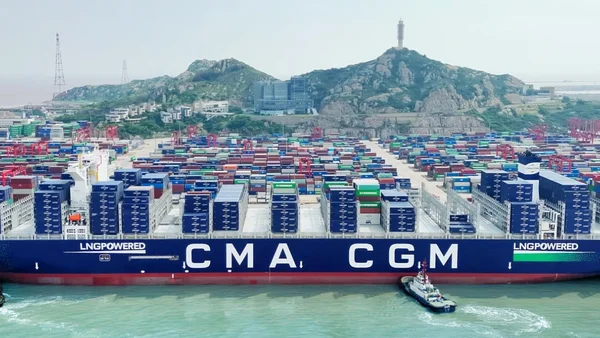 Le CMA CGM Notre-Dame, plus grand porte-conteneur sous pavillon français, amarré à un terminal portuaire.