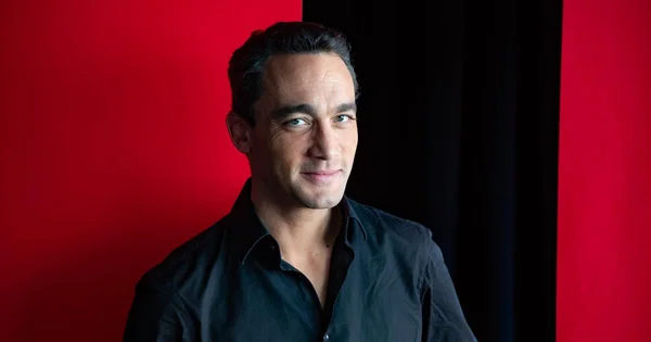 Portrait de Jean-Baptiste Guégan, sosie vocal de Johnny Hallyday.