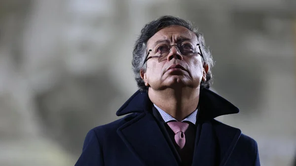 Gustavo Petro, président de la Colombie, regardant vers le haut lors d'un événement.
