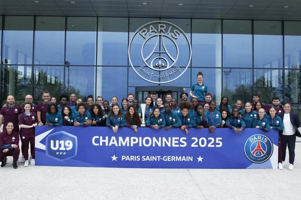 Les joueuses U19 du PSG, championnes de France 2025, honorées.