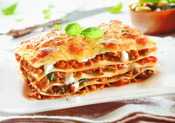 Lasagnes à la bolognaise, avec des couches de viande et de fromage.